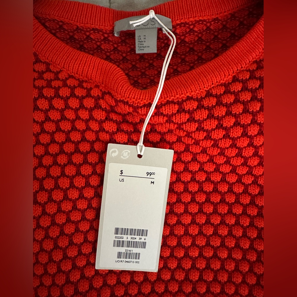 Never worn COS sweater dress. It’s cotton and with slight princess shoulders.